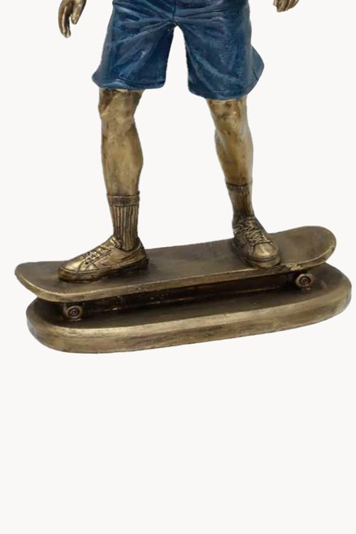 Escultura Skatista em Resina