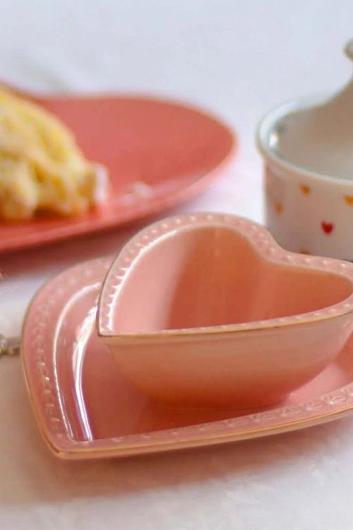 Conjunto de Prato em Formato de Coração em Cerâmica com Filete Dourado  2 Peças