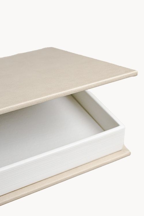 Livro Decorativo com Revestimento em Pu
