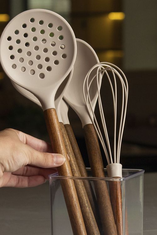 Colher Pratic Chef em Silicone com Cabo em Madeira