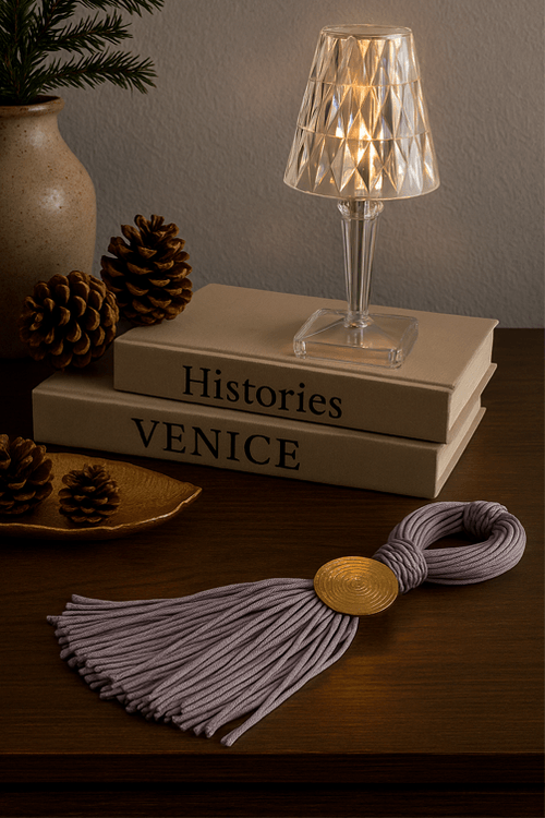 Colar Decorativo Franja de Seda Lavanda com Pingente