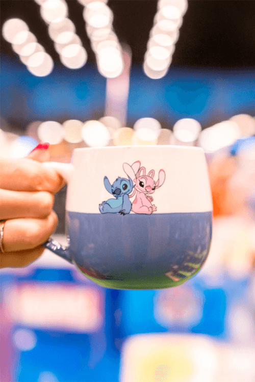 Caneca de Cerâmica Maggie Stitch e Angel Namorados 400ml