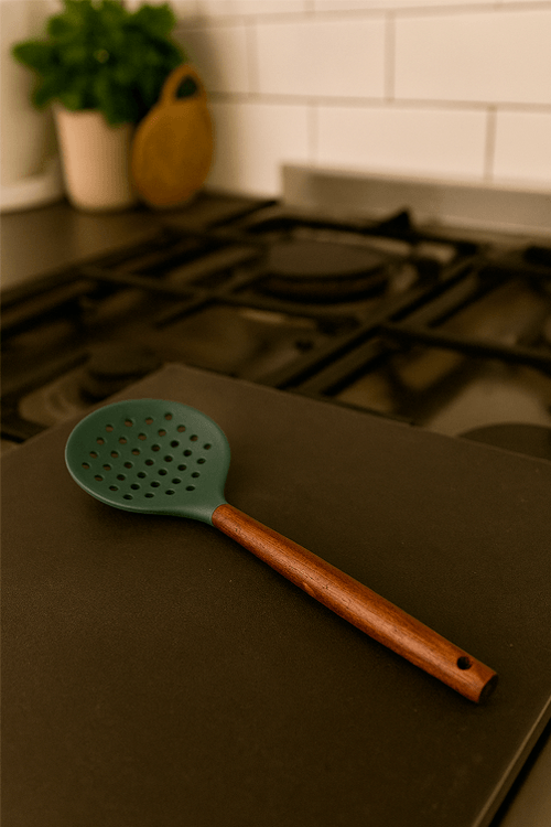 Escumadeira Pratic Chef em Silicone com Cabo em Madeira