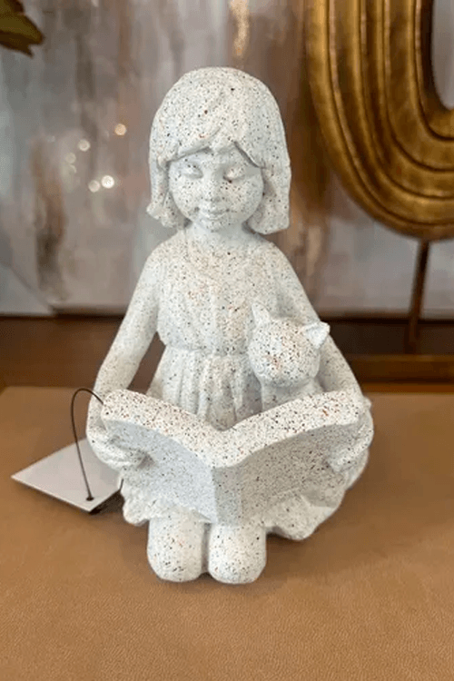 Escultura Decorativa Criança com Livro e Gatinho