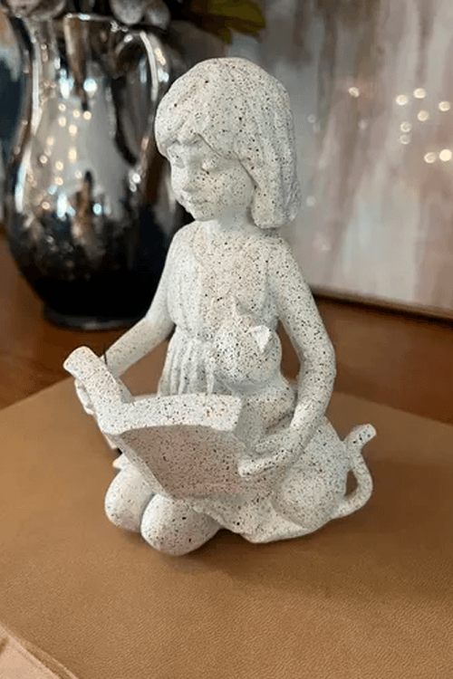 Escultura Decorativa Criança com Livro e Gatinho