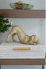 escultura de cachorro rabo em pe