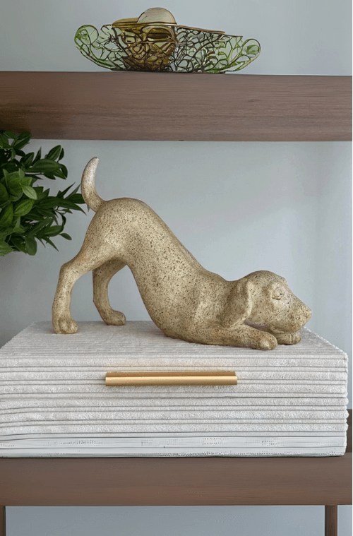 Escultura de Cachorro de Rabo em Pé