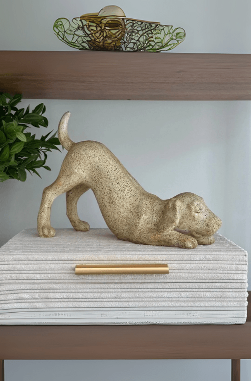 escultura de cachorro rabo em pe