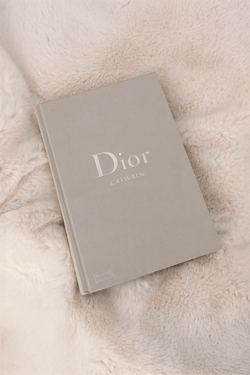 Livro Dior  em Capa Dura