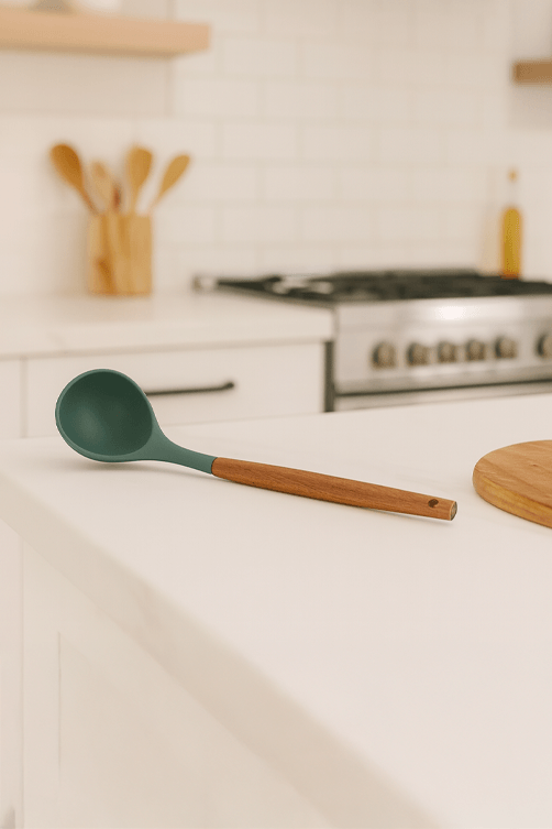 Concha Pratic Chef em Silicone com Cabo em Madeira