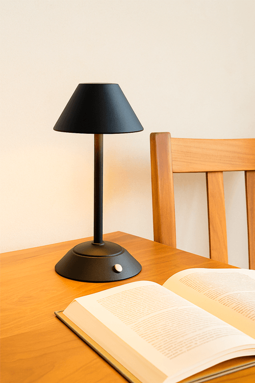 Luminária de Mesa Preta em Metal com Led