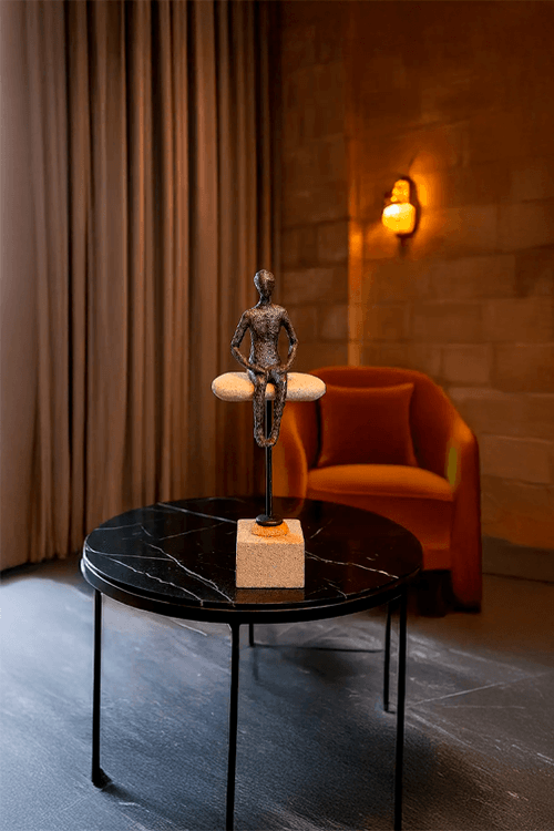 Escultura Homem Sentado em Pedra Off White