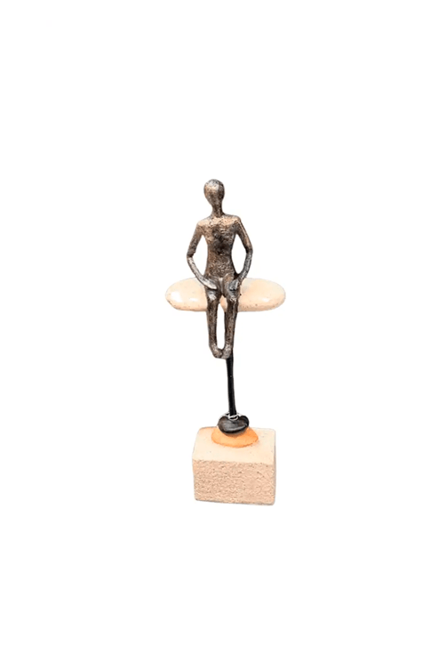 escultura homem sentado