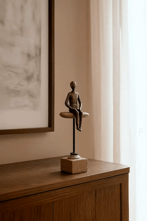 Escultura Homem Sentado em Pedra Terracota