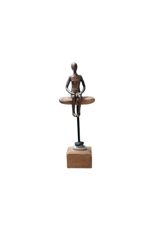 escultura homem sentado terracota