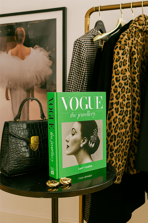 Livro Decorativo Vogue The  Jewellery