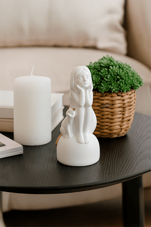 Escultura Menina Sentada com Gato em Resina Branco